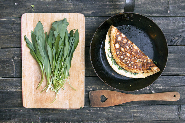 Ramslök recept på en krämig omelett Skogens Vitlök