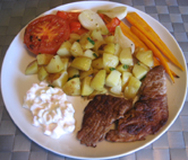 Grillbiffar med stekt potatis och grillgrönsaker