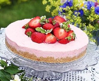 Frusen jordgubbscheesecake