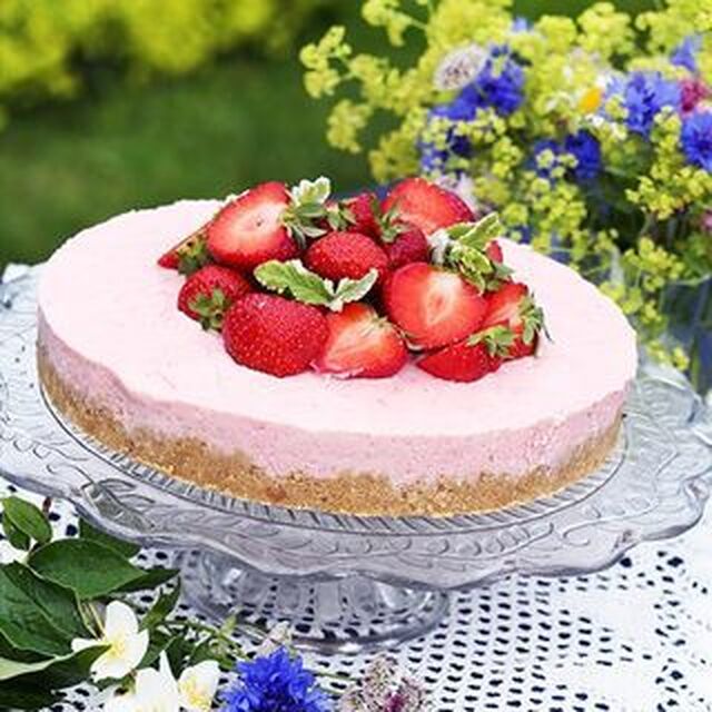 Frusen jordgubbscheesecake