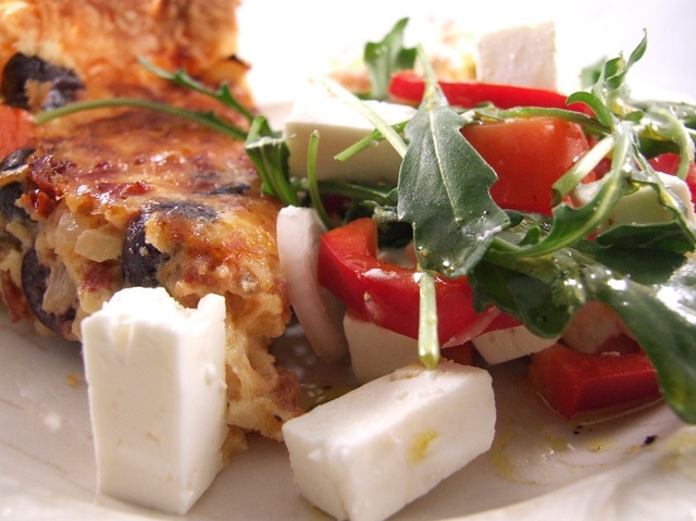 Vegetarisk Italiensk paj med tomater och oliver