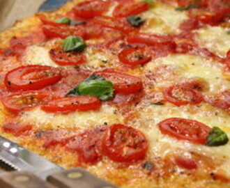 Vegetarisk pizza med glutenfri blomkålsbotten.