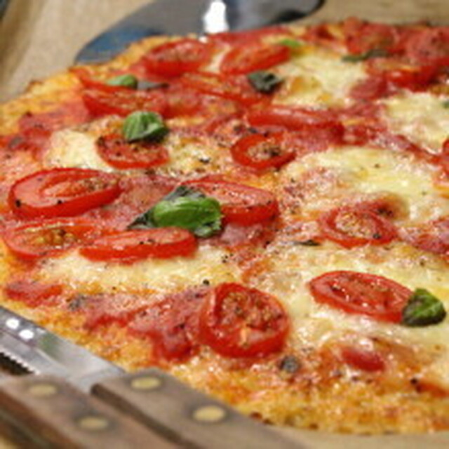 Vegetarisk pizza med glutenfri blomkålsbotten.