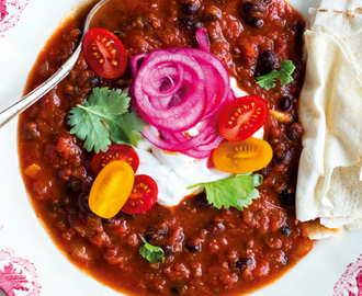 Snabb vegetarisk chili med svarta bönor och jalapeños
