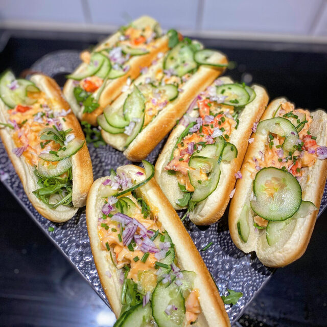 Lobster Roll med srirachamajo och tunnhyvlad gurka