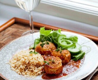 Kycklingfrikadeller i tomatsås med ris