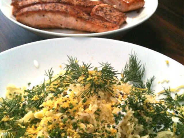 Stekt lax med pressad potatis, gräddfil, citron och örter | Recept från Köket.se