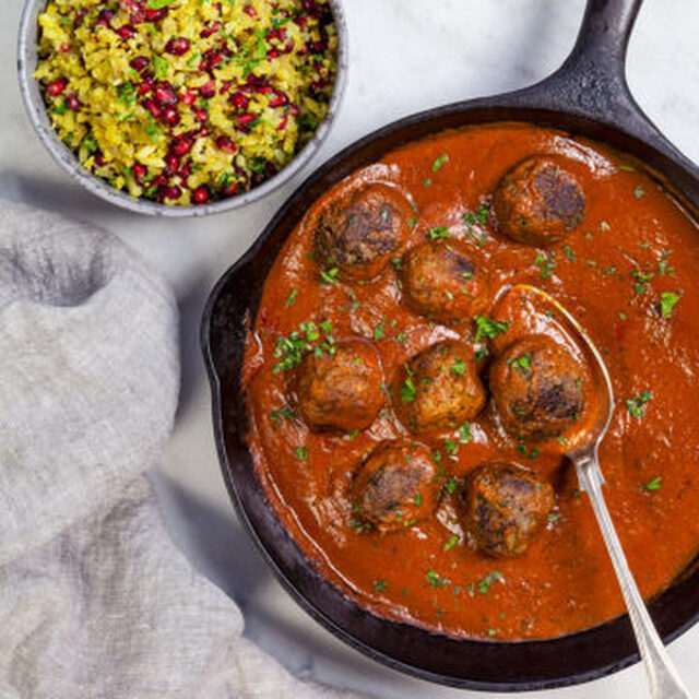 Indiska köttbullar i tikka masalasås med blomkålsris