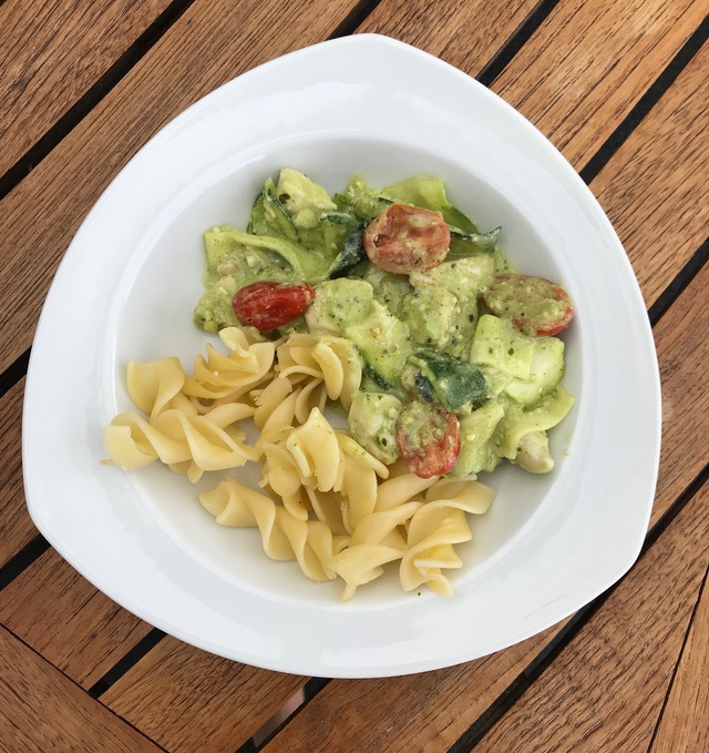 Kyckling pesto & zucchini "pasta"