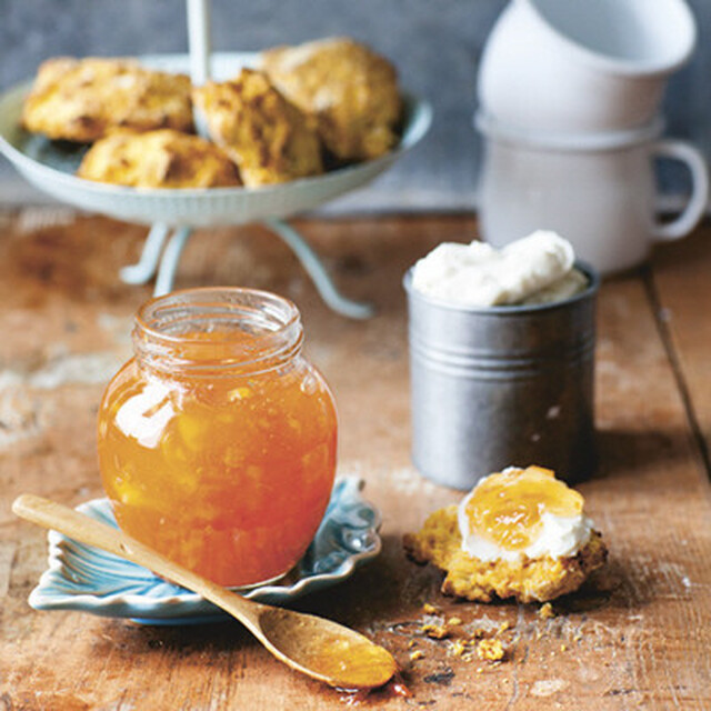 Morotsscones med färskost och marmelad