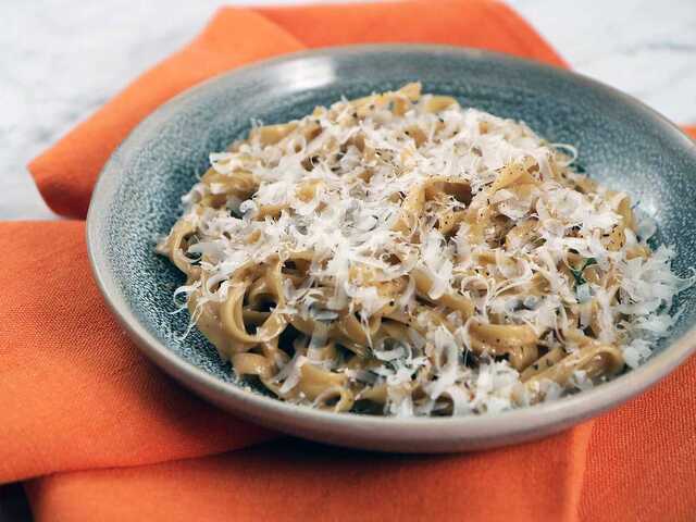 Pasta med svampbuljong, tryffelolja och parmesan