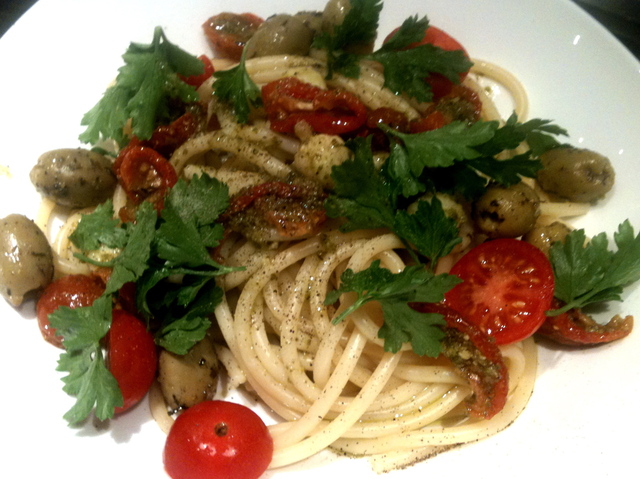 Bucatini pasta med mozzarella, örtolja, soltorkad tomat och oliver