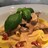 Gräddig pasta med biff, soltorkade tomater och basilika