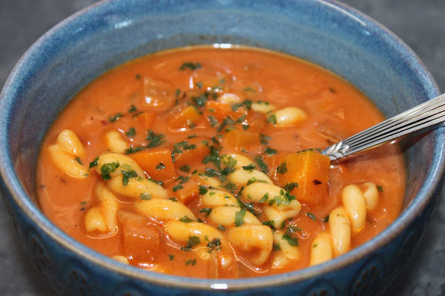Krämig tomatsoppa med pasta