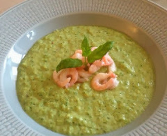 Grön soppa med avokado och broccoli