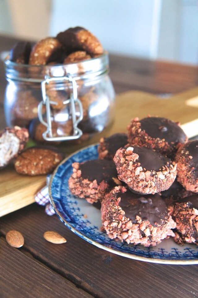 Kokoskakor med choklad och frystorkade jordgubbar