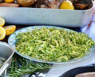 Riven zucchinisallad med silverlök och citron