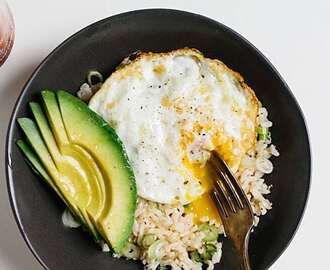 Rice Bowl med stekt ägg och avokado