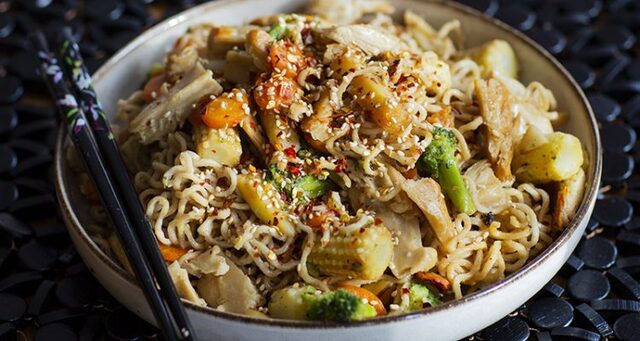 Vegetarisk Lo mein – kinesiska nudlar
