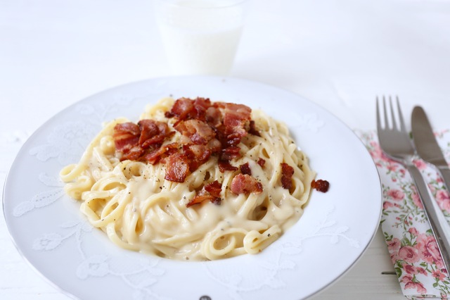 Pastasås toppad med knaperstekt bacon