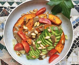 Ljummen sallad med ugnsbakad pumpa, avokado och tahinisås