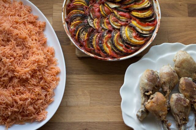 Röd ris med friterad kyckling på kurdiskt vis & ugnsbakad ratatouille