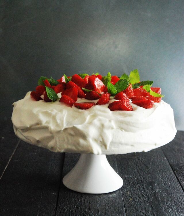 Födelsedagstårta med vanilj och fläderkräm & jordgubbar