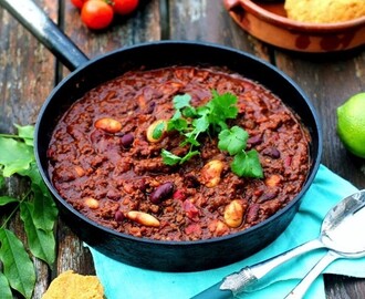 Chili med mörk choklad, vitlöksyoghurt och ris.