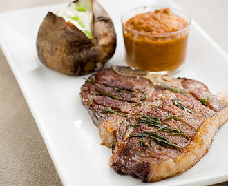 Panngrillad porterhouse steak (T-bensstek) med bakpotatis och tomattapenade