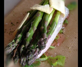 Grillade paket av rosévinsbrässerad torskrygg med grön sparris, örtsmör och grillade kulpotatisspett