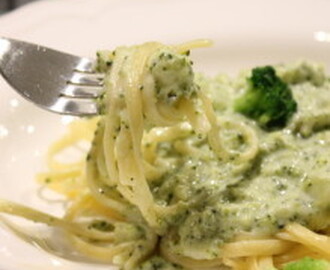 Vegetarisk pastasås med ost och broccoli.
