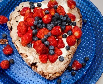 Chokladpavlova med chokladmousse och färska bär