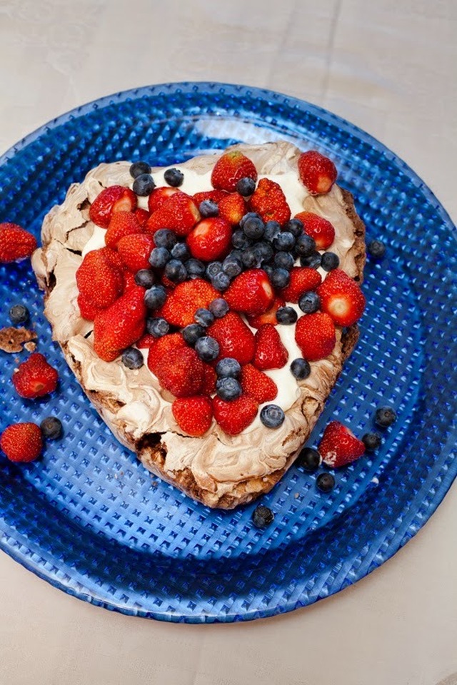 Chokladpavlova med chokladmousse och färska bär