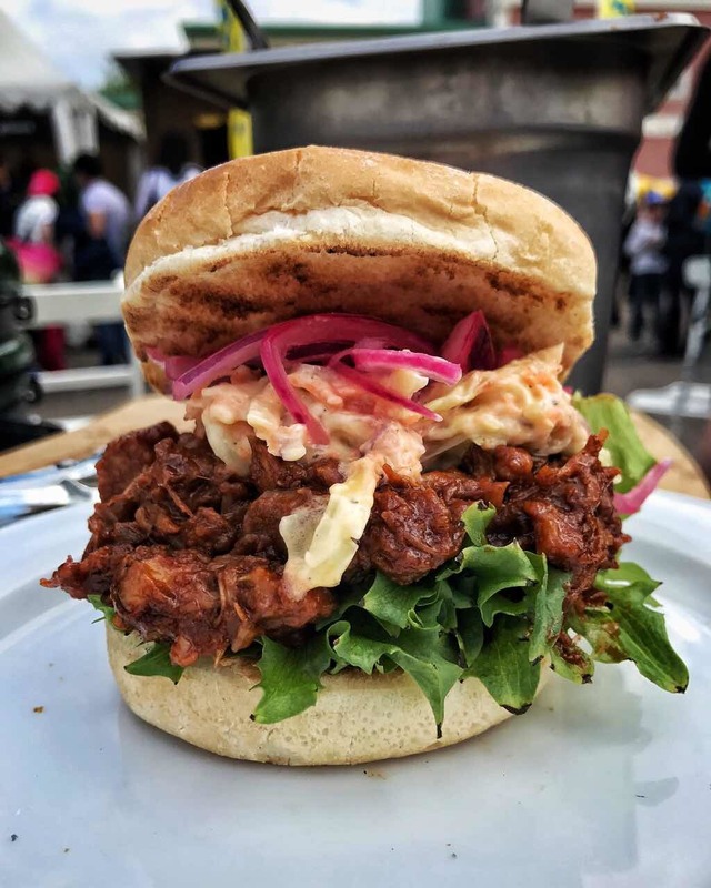 Fotled Pork i bröd med BBQ sås och coleslaw