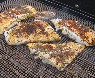 Grillad torskfilé med en mango- och avokadosallad