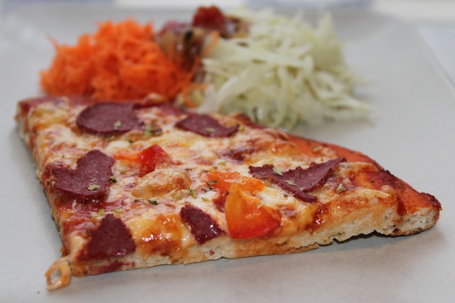 Pizza med vegetarisk salami på hönökaksbotten