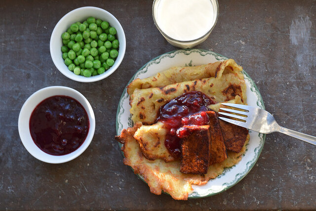 Frasiga veganska raggmunkar med rökig knaperstekt tofu