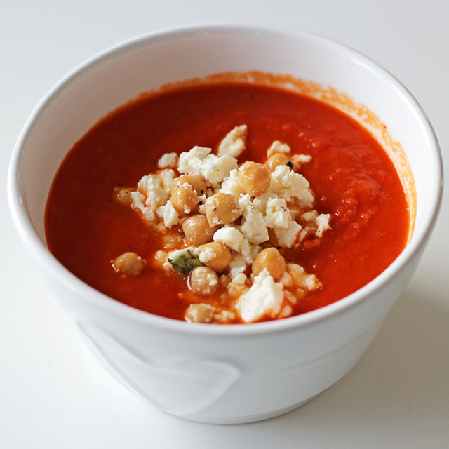 Tomat- och morotssoppa med matig topping