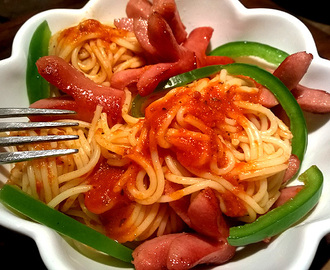 Spagetti i tomatsås med prinskorv