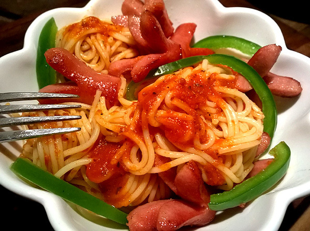 Spagetti i tomatsås med prinskorv