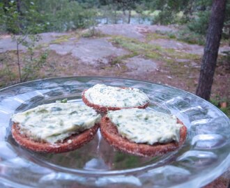 Vitlökssmör med svartvinbärsblad