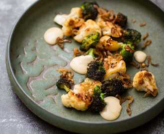 Råstekt broccoli och blomkål med sardellcrème