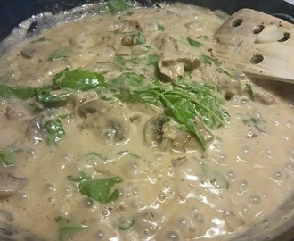 Vegan - krämig pastasås med ruccola, vitlök och timjan