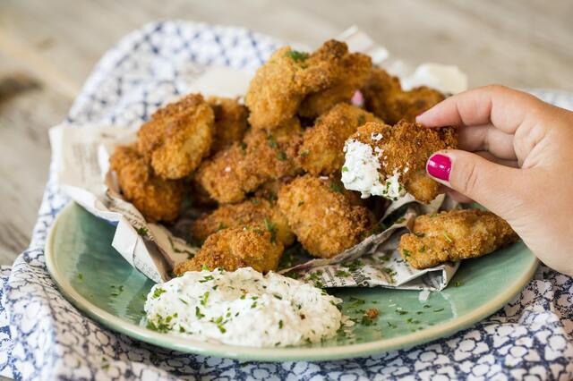 Friterade kycklingnuggets med tomatkräm