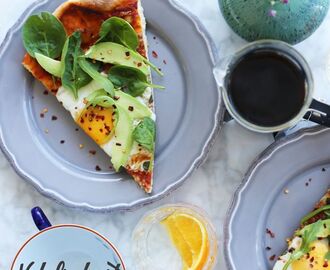 Frukostpizza med ägg och avokado