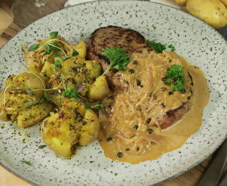 Ryggbiff med ugnsbakad potatis med grönpepparsås