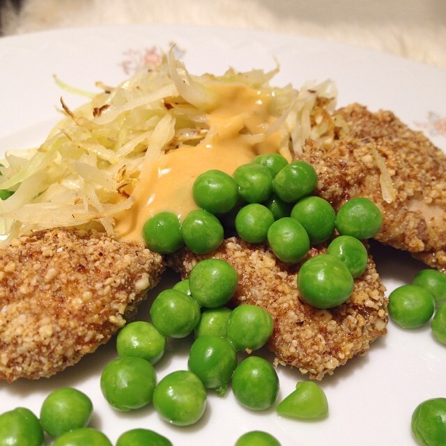 Panerad ugnsstekt kyckling/chicken nuggets med stekt vitkål