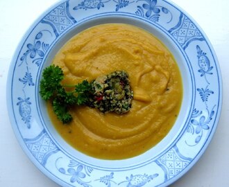 Mikkans söta soppa toppad med stark pesto