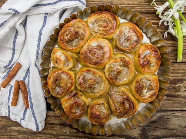 Pistagefyllda saffransbullar med glasyr