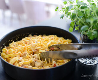 Krämig pasta med bacon och kyckling